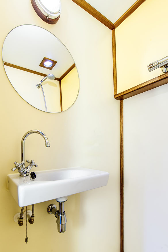 Badkamer met wastafel en douche Badkamer met wastafel en douche